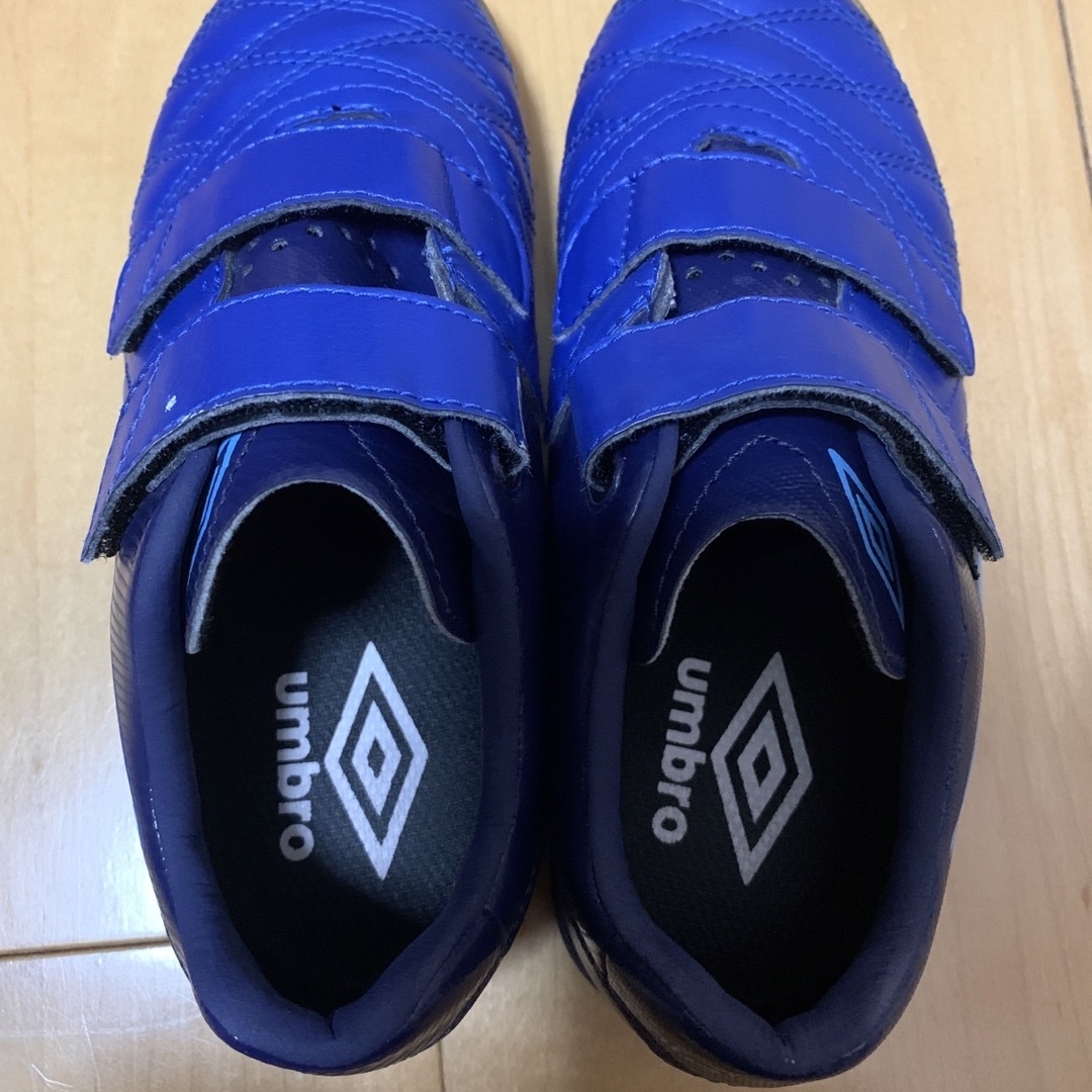 UMBRO(アンブロ)のアンブロ　フットサルシューズ　18センチ キッズ/ベビー/マタニティのキッズ靴/シューズ(15cm~)(スニーカー)の商品写真