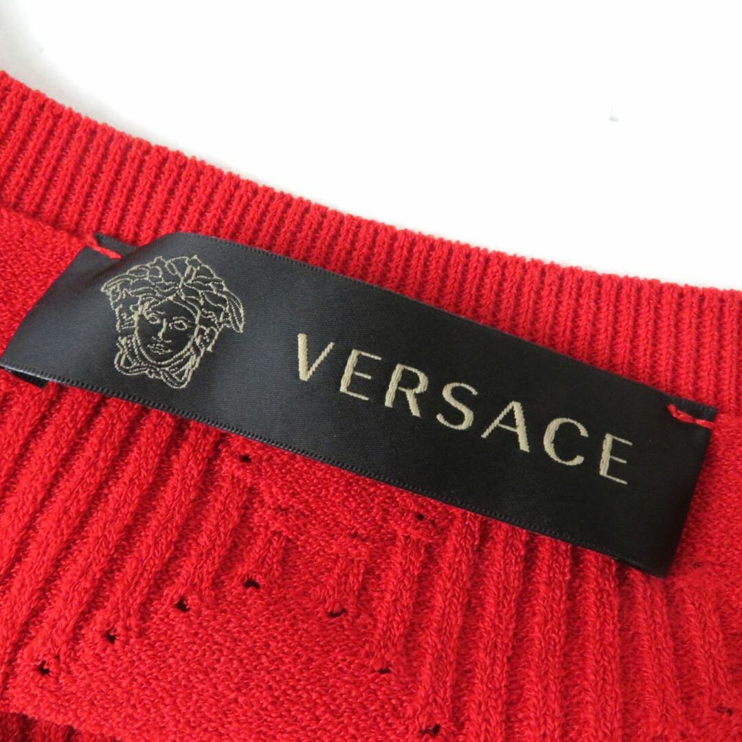 VERSACE(ヴェルサーチ)の極美品△伊製 VERSACE ヴェルサーチ 2017年 A78774 飾り編み 半袖 ニットワンピース ラウンドネック レディース レッド 赤 42 美シルエット　e03-st30331-621 レディースのワンピース(ひざ丈ワンピース)の商品写真