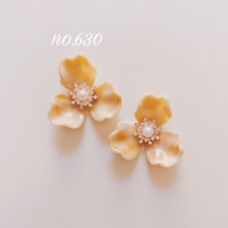 no.630 ベージュ  パール ビジュー フラワー ピアス、イヤリング(イヤリング)