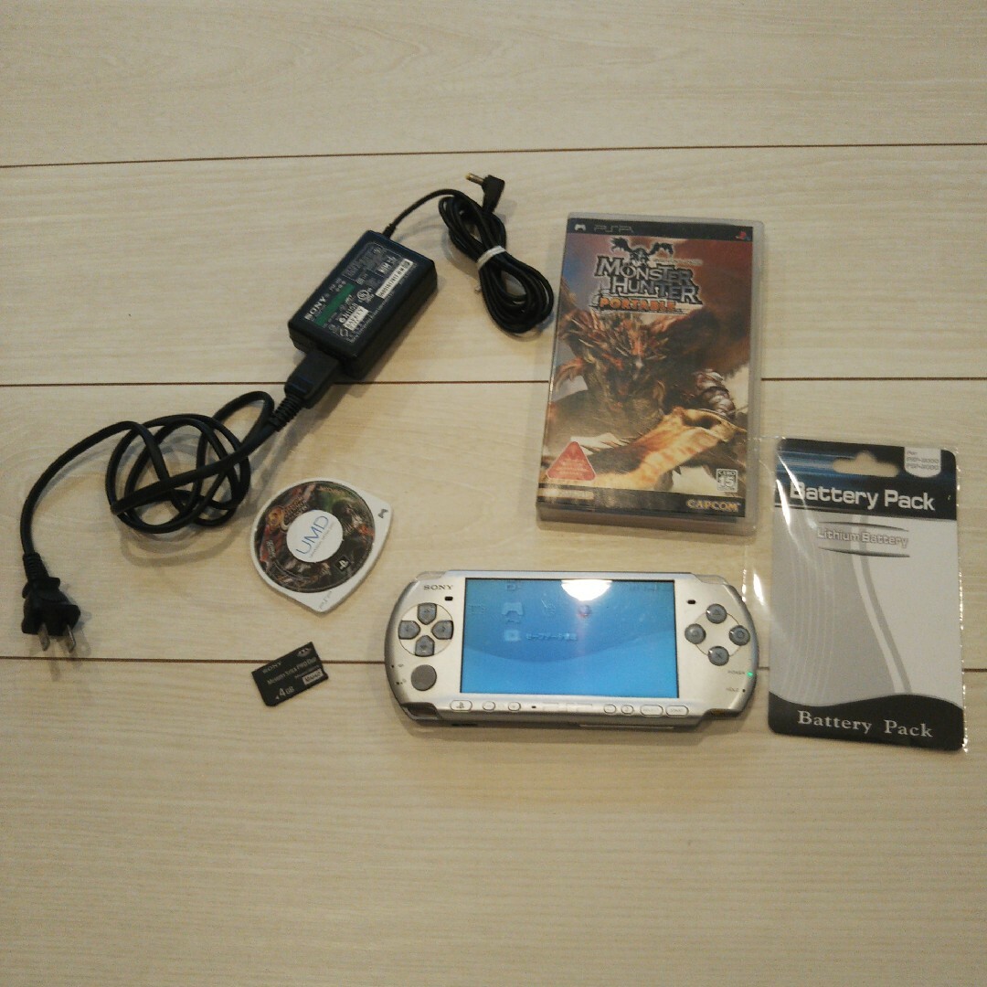 PlayStation Portable(プレイステーションポータブル)の美品⭐️psp3000本体⭐️シルバー。新品バッテリー、充電器、メモリー、ゲーム エンタメ/ホビーのゲームソフト/ゲーム機本体(携帯用ゲーム機本体)の商品写真