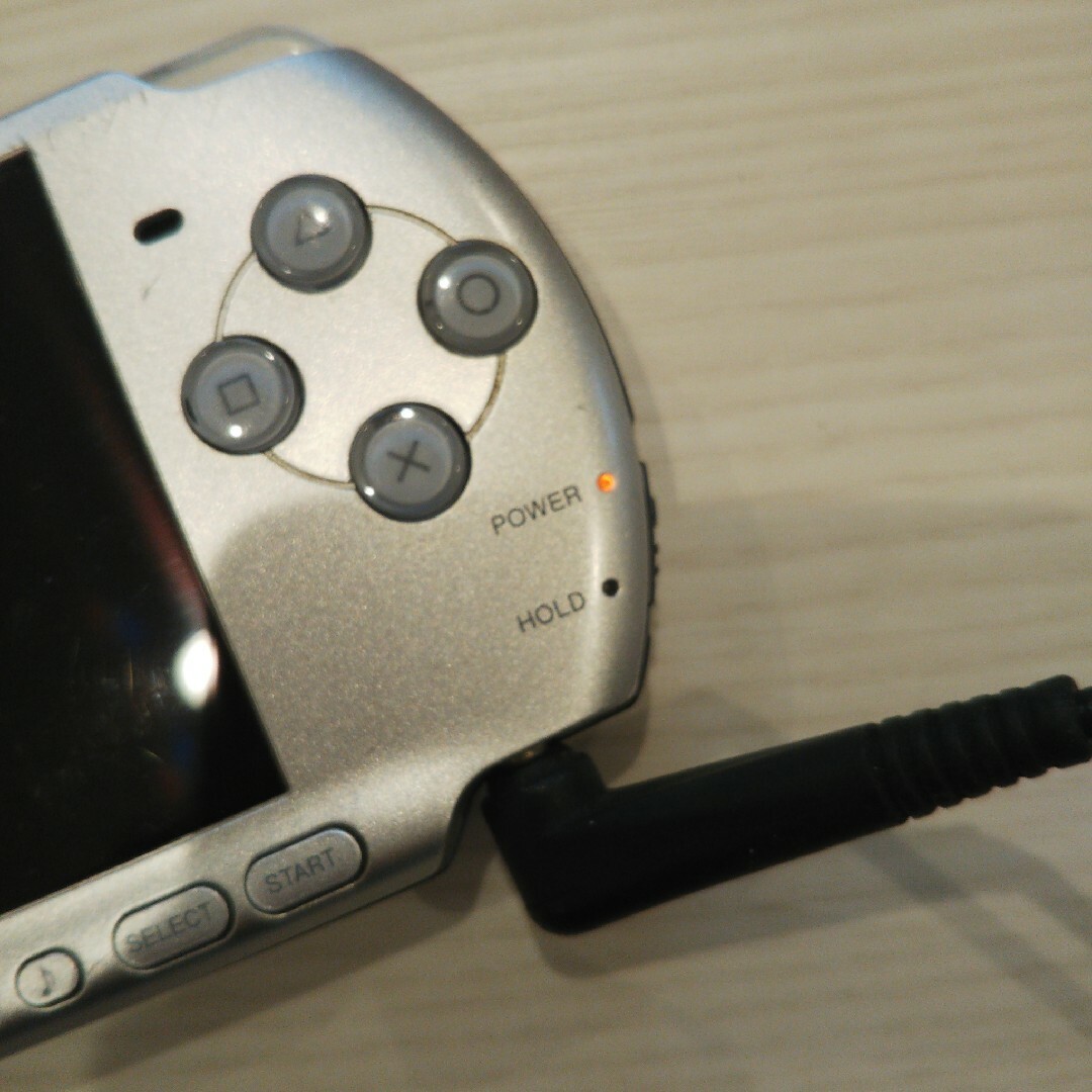 PlayStation Portable(プレイステーションポータブル)の美品⭐️psp3000本体⭐️シルバー。新品バッテリー、充電器、メモリー、ゲーム エンタメ/ホビーのゲームソフト/ゲーム機本体(携帯用ゲーム機本体)の商品写真