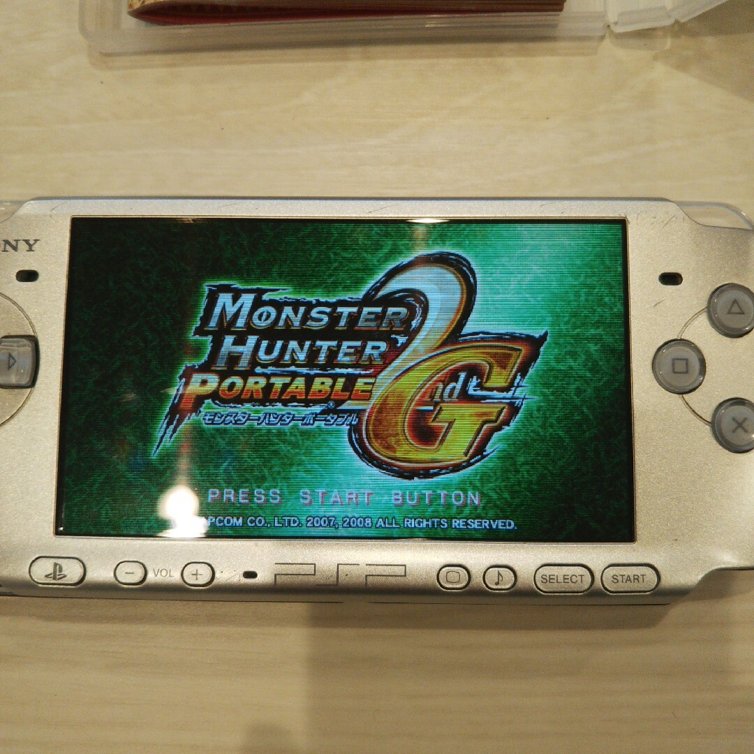 人気デザイナー 超美品⭐️psp3000本体。シルバー。純正