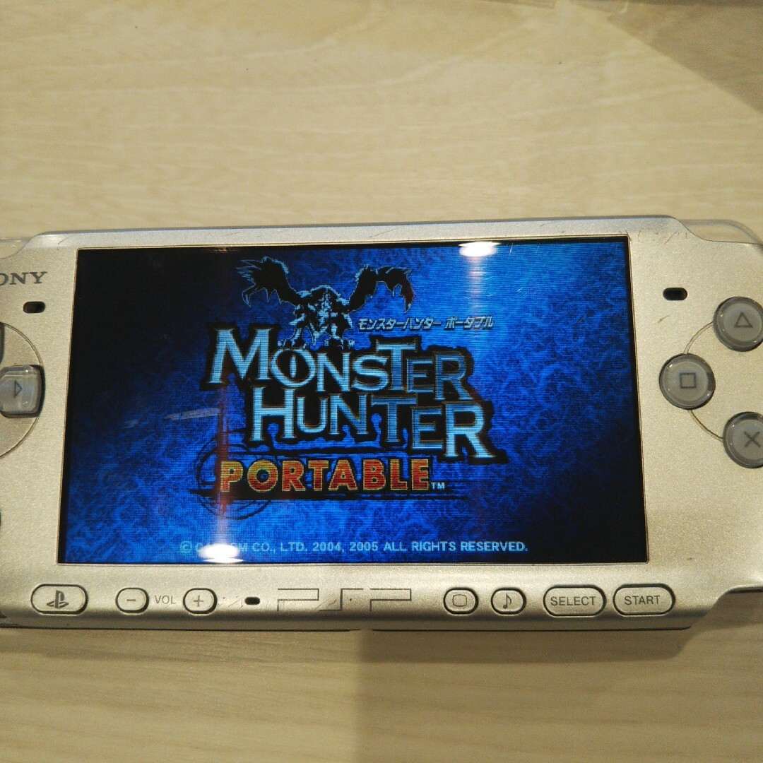 PlayStation Portable(プレイステーションポータブル)の美品⭐️psp3000本体⭐️シルバー。新品バッテリー、充電器、メモリー、ゲーム エンタメ/ホビーのゲームソフト/ゲーム機本体(携帯用ゲーム機本体)の商品写真