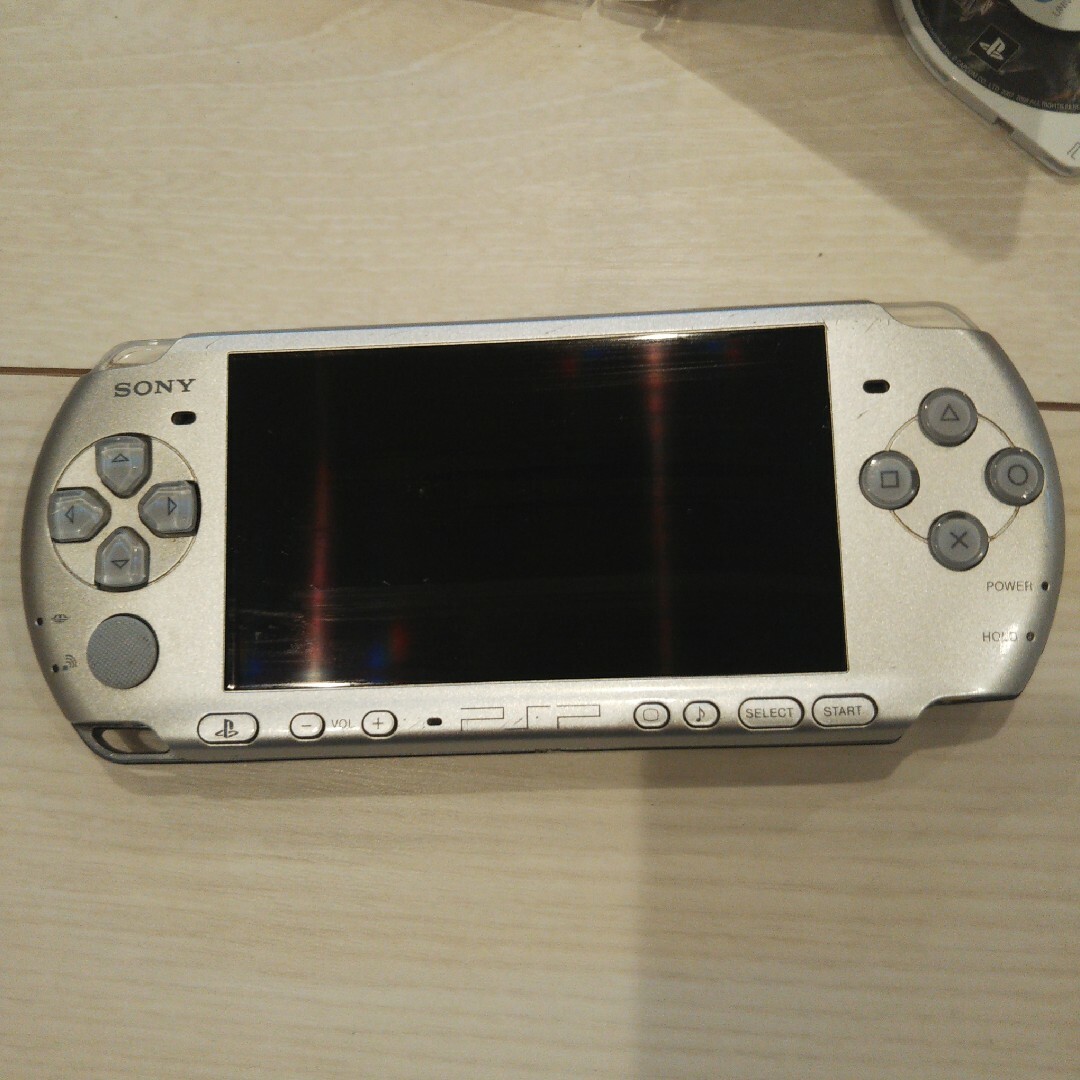 PlayStation Portable(プレイステーションポータブル)の美品⭐️psp3000本体⭐️シルバー。新品バッテリー、充電器、メモリー、ゲーム エンタメ/ホビーのゲームソフト/ゲーム機本体(携帯用ゲーム機本体)の商品写真