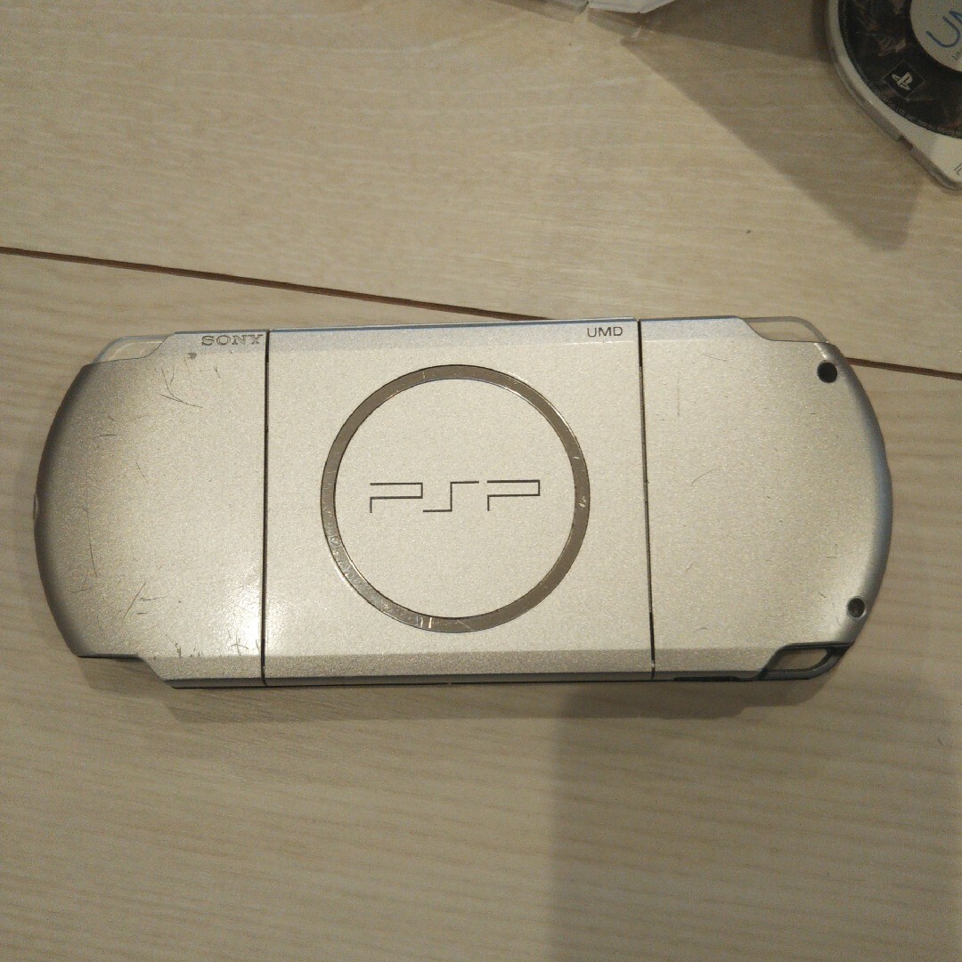 PlayStation Portable(プレイステーションポータブル)の美品⭐️psp3000本体⭐️シルバー。新品バッテリー、充電器、メモリー、ゲーム エンタメ/ホビーのゲームソフト/ゲーム機本体(携帯用ゲーム機本体)の商品写真