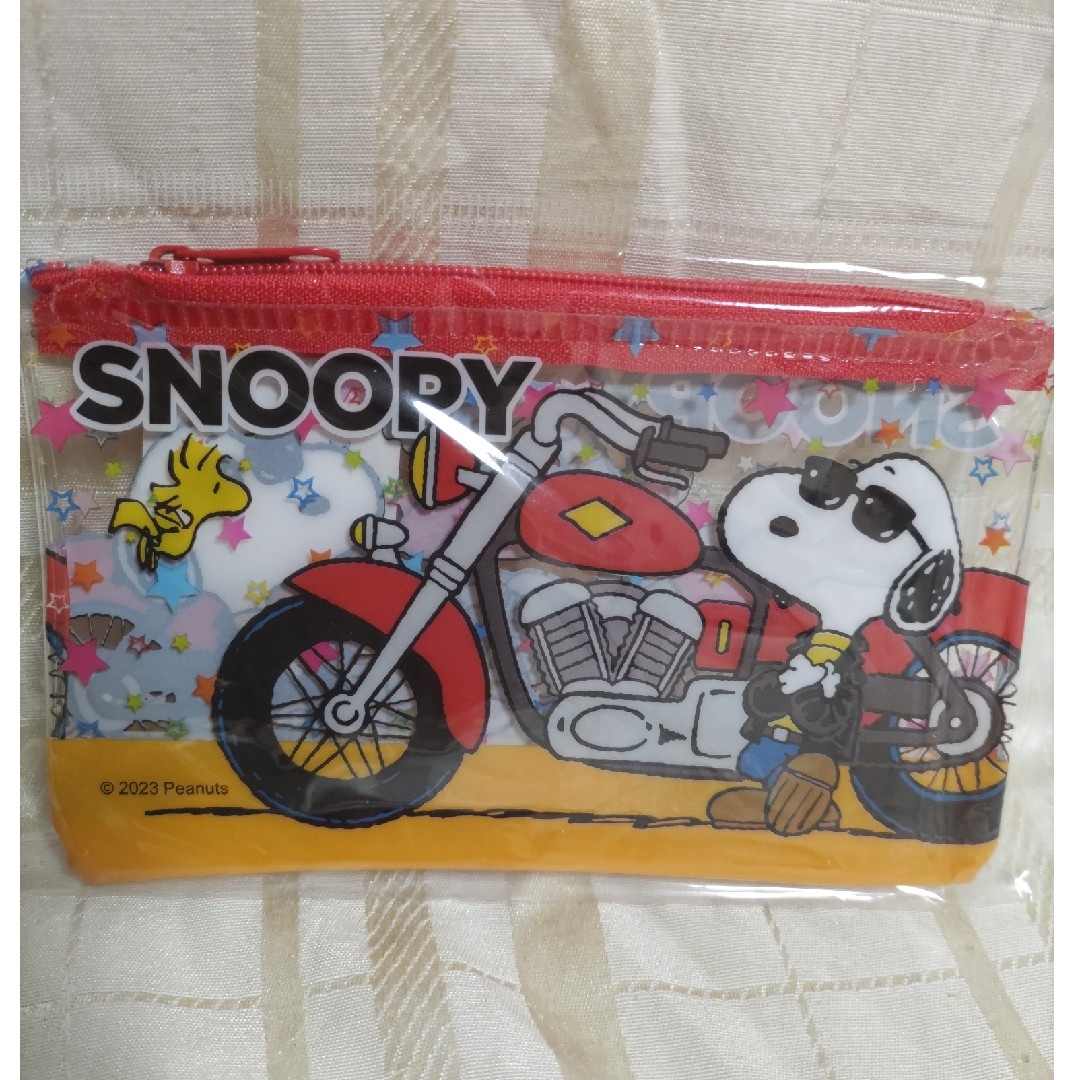 SNOOPY(スヌーピー)の新品未開封　スヌーピー　クリアポーチ　赤 エンタメ/ホビーのおもちゃ/ぬいぐるみ(キャラクターグッズ)の商品写真