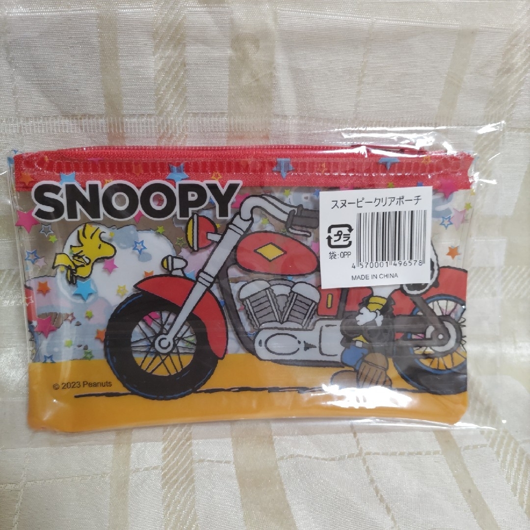 SNOOPY(スヌーピー)の新品未開封　スヌーピー　クリアポーチ　赤 エンタメ/ホビーのおもちゃ/ぬいぐるみ(キャラクターグッズ)の商品写真