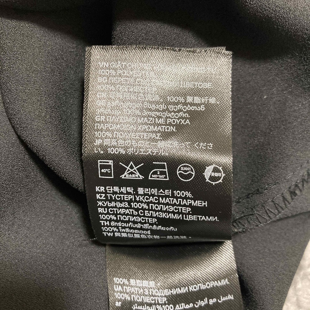 H&M(エイチアンドエム)のH&M ブラックブラウス レディースのトップス(シャツ/ブラウス(長袖/七分))の商品写真