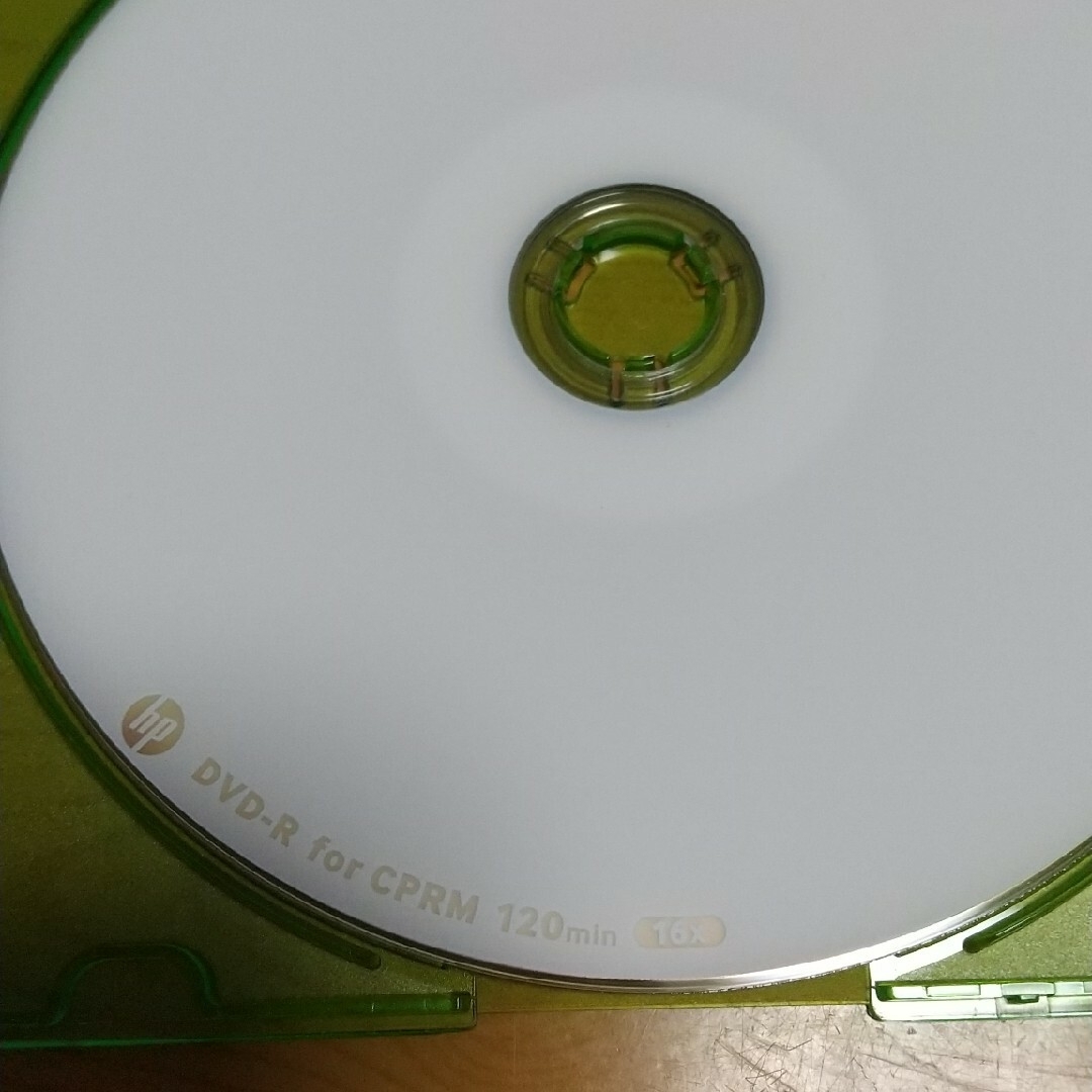 CD、DVDケース緑+白12枚 インテリア/住まい/日用品の収納家具(CD/DVD収納)の商品写真
