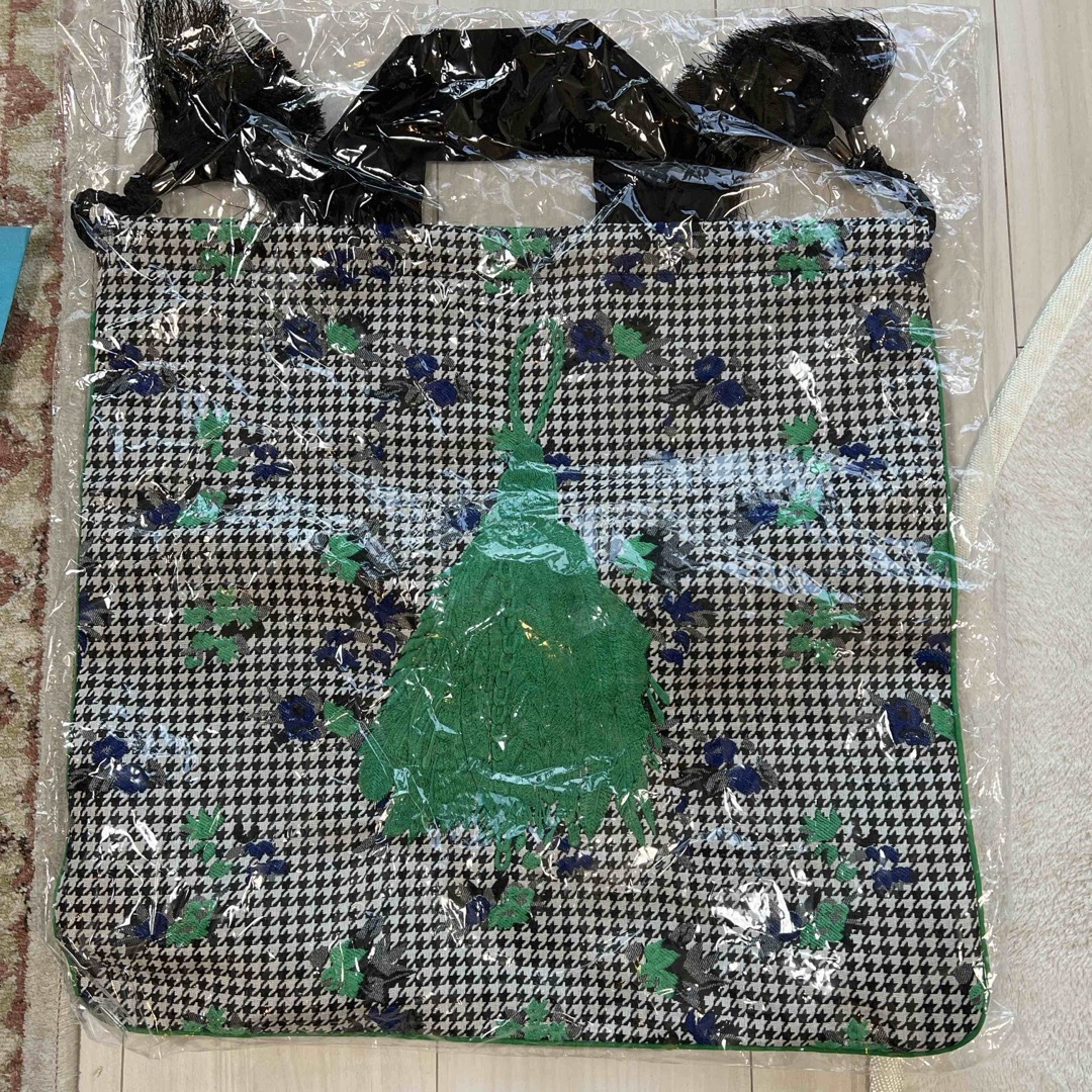ear PAPILLONNER(イアパピヨネ)のタッセル刺繍×フラミンゴ/フラワー　巾着バッグ レディースのバッグ(トートバッグ)の商品写真