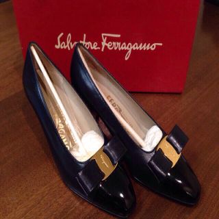 フェラガモ(Ferragamo)のフェラガモ ヴァラ♡ネイビー 22.5(ハイヒール/パンプス)