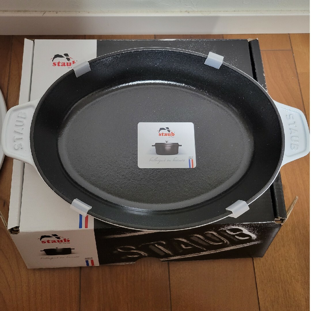 STAUB(ストウブ)のstaub　オーバルホットプレート　23cm ピュアホワイト インテリア/住まい/日用品のキッチン/食器(鍋/フライパン)の商品写真