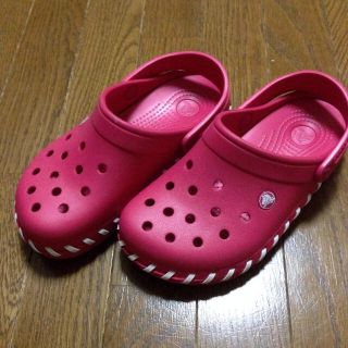 クロックス(crocs)のcrocs レッド サンダル(サンダル)