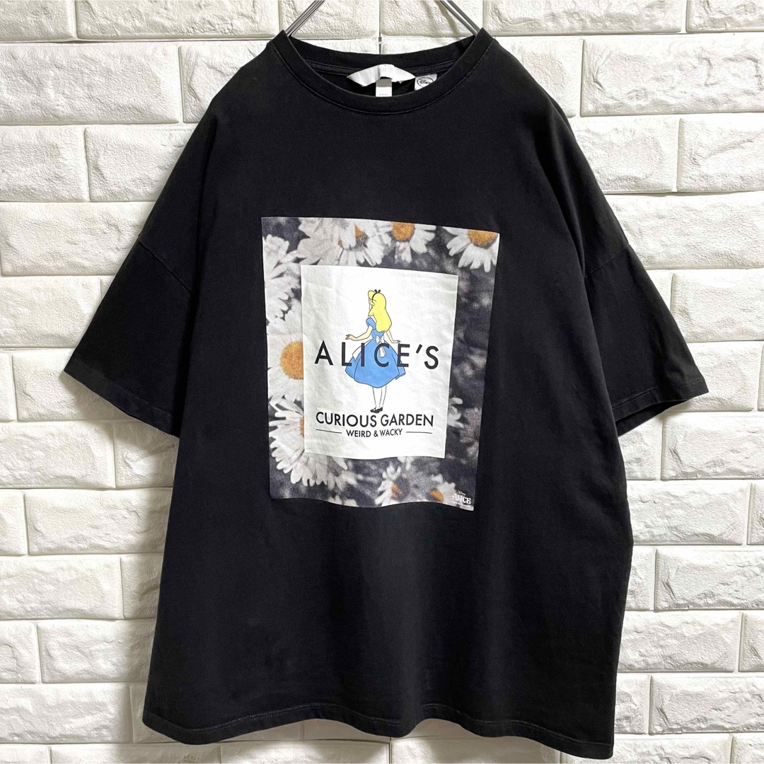 H&M(エイチアンドエム)のH&M Disney コラボTシャツ　アリスプリント　メンズM〜Lサイズ メンズのトップス(Tシャツ/カットソー(半袖/袖なし))の商品写真