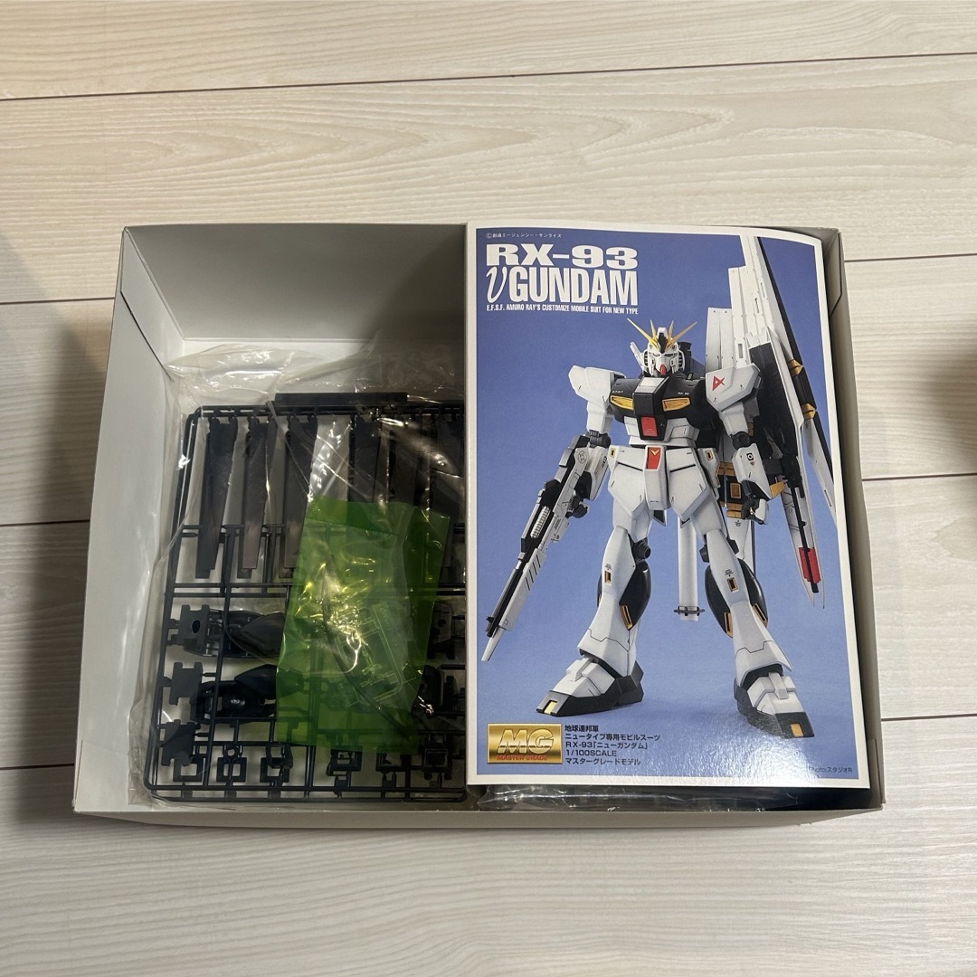 Master Grade（BANDAI）(マスターグレード)のRX-93 νガンダム　プラモデル バンダイ エンタメ/ホビーのおもちゃ/ぬいぐるみ(模型/プラモデル)の商品写真