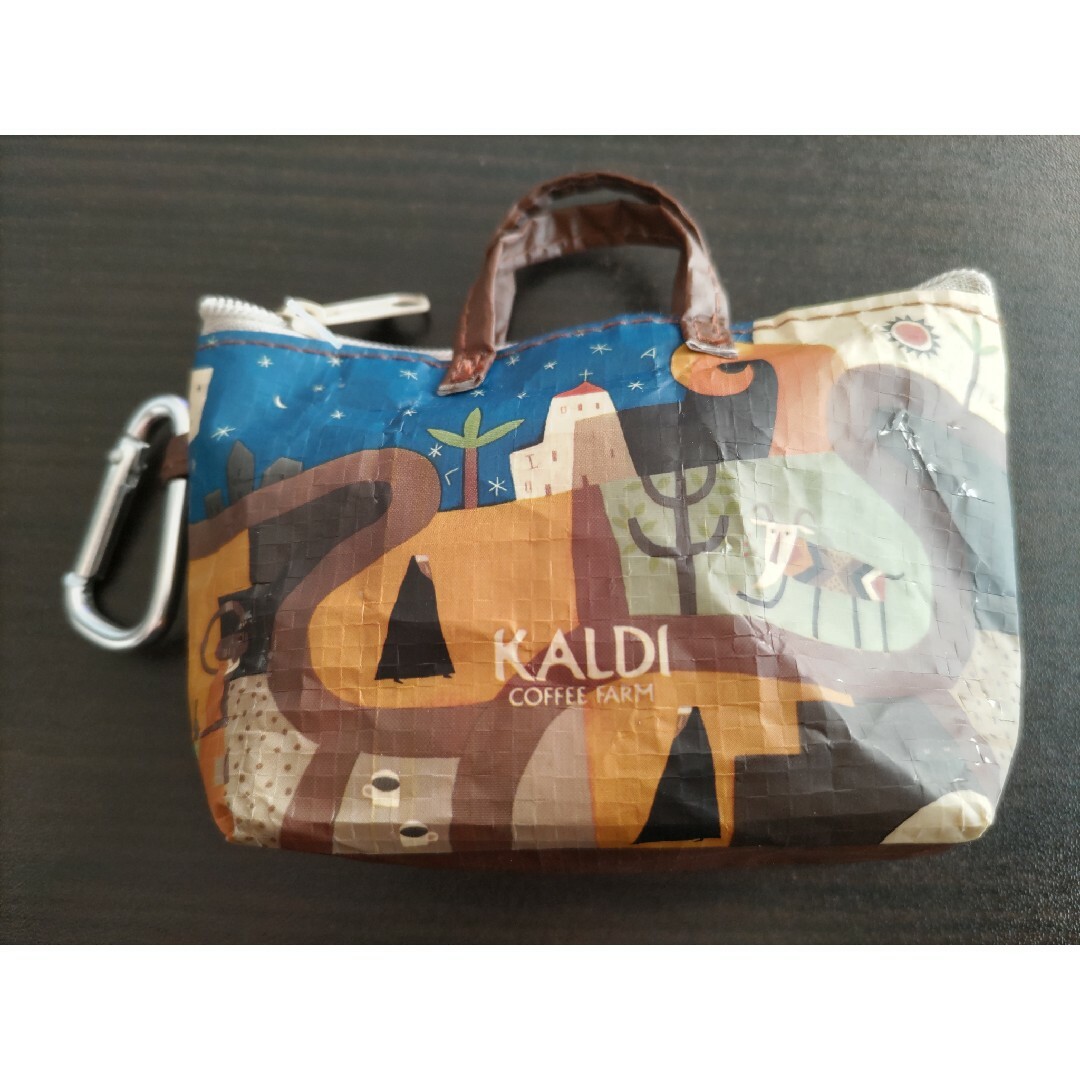 KALDI(カルディ)のKALDI カラビナ付きミニバッグ 食品/飲料/酒の食品(菓子/デザート)の商品写真