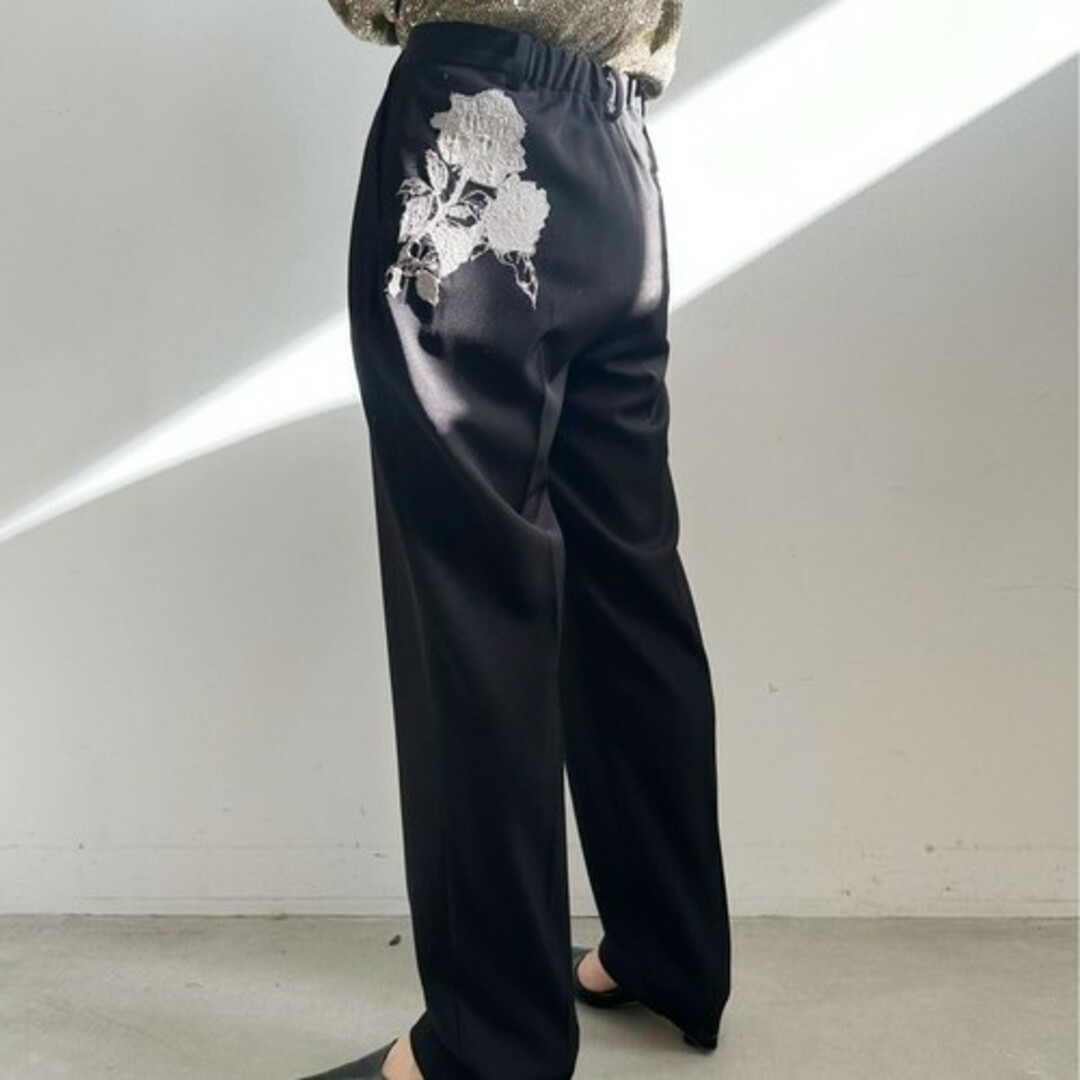 Ameri VINTAGE(アメリヴィンテージ)のAmeriVINTAG ローズ EMBROIDERY TAPERED PANTS レディースのパンツ(カジュアルパンツ)の商品写真