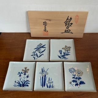 藍九谷もしくは藍鍋島の花鳥文隅入染付角皿5客桐箱入