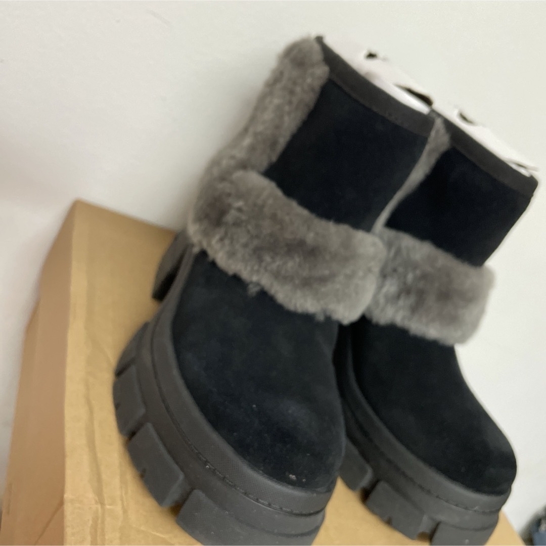 UGG(アグ)のUGG アグ　ムートンブーツ　新作　今期　完売品 レディースの靴/シューズ(ブーツ)の商品写真