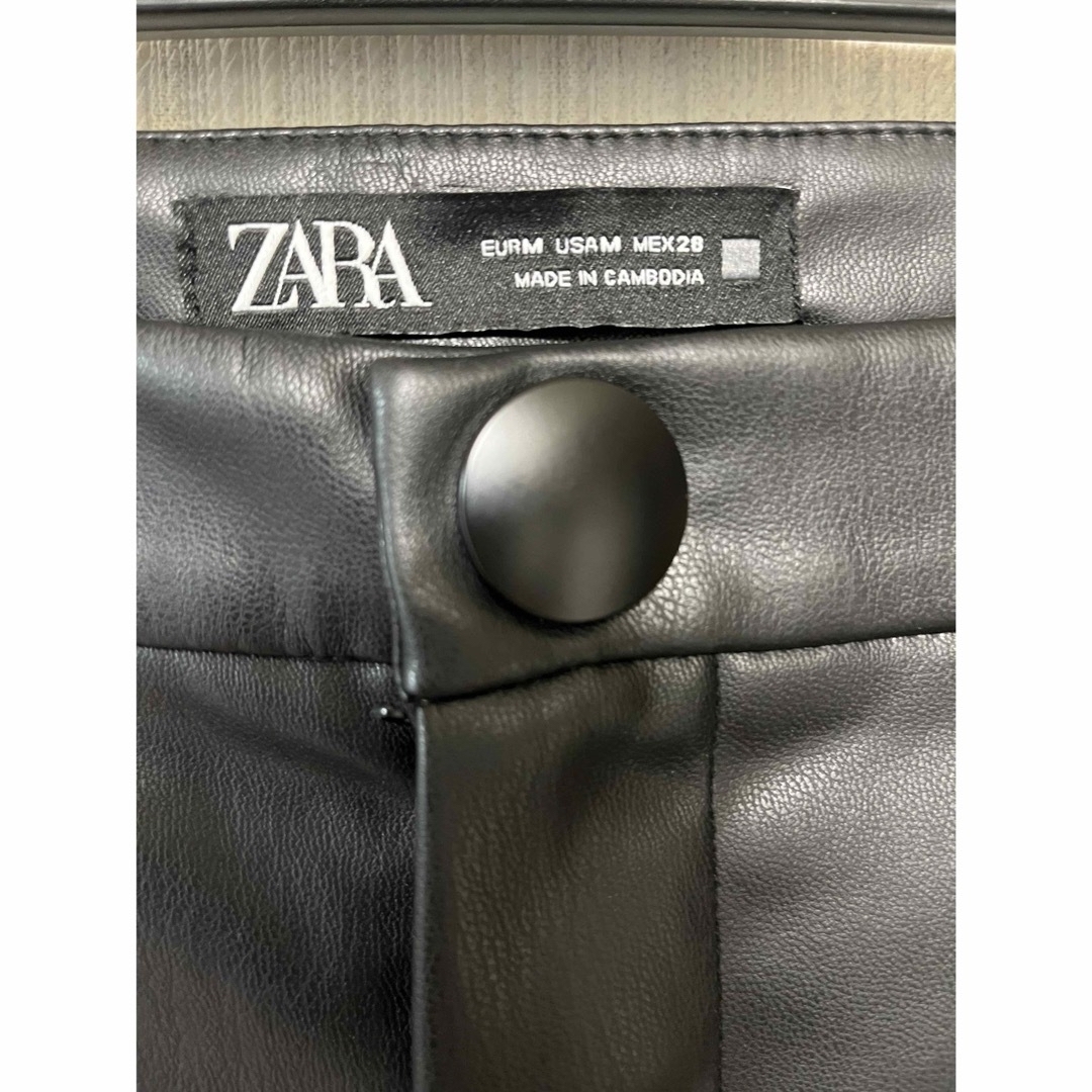 ZARA(ザラ)の新品・ZARAフェイクレザーパンツ・黒・サイズM レディースのパンツ(スキニーパンツ)の商品写真