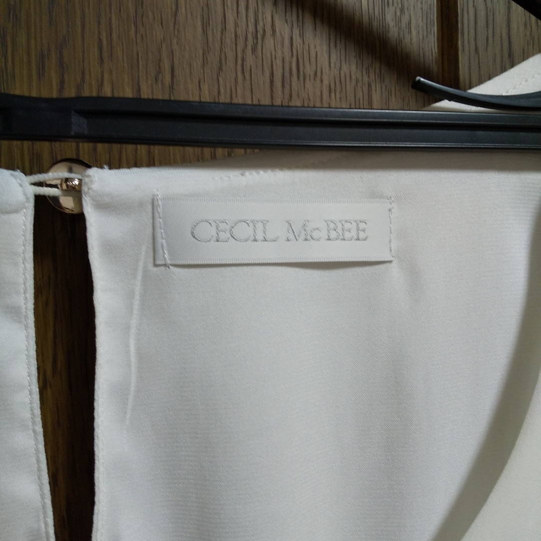 CECIL McBEE(セシルマクビー)の美品 CECIL McBEE 肩出し ワンピース ワンピ セシル レディースのワンピース(ミニワンピース)の商品写真