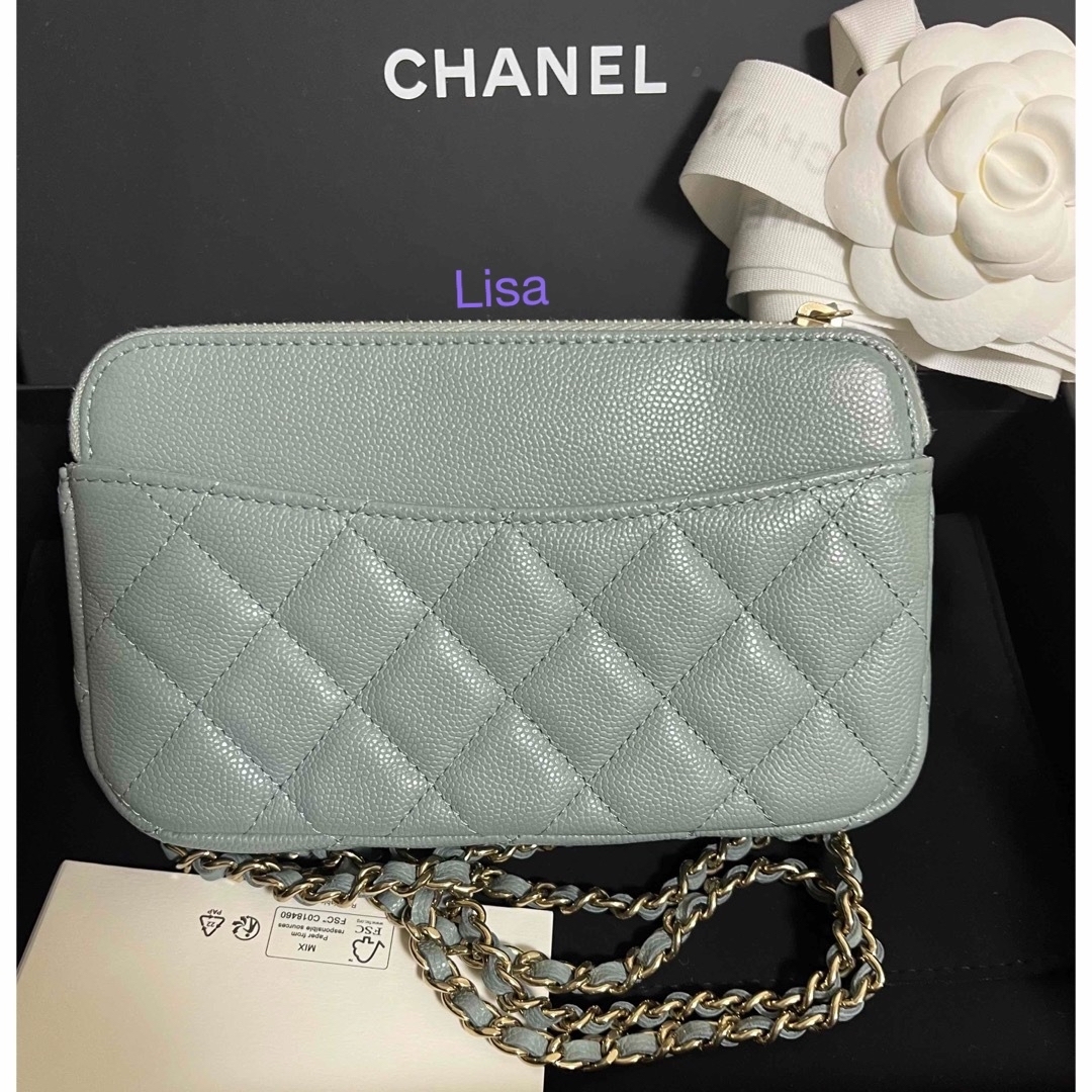 CHANEL(シャネル)の新品同様✨シャネル　チェーンウォレット　フォーンケース マトラッセ ライトブルー レディースのバッグ(ショルダーバッグ)の商品写真