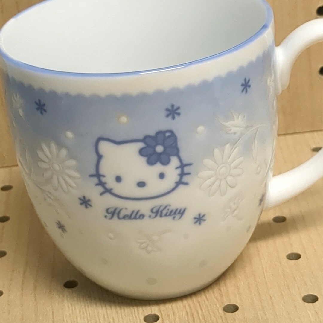 ハローキティ(ハローキティ)のm0366 Hello Kitty マーガレット柄マグカップ2個セット インテリア/住まい/日用品のキッチン/食器(グラス/カップ)の商品写真