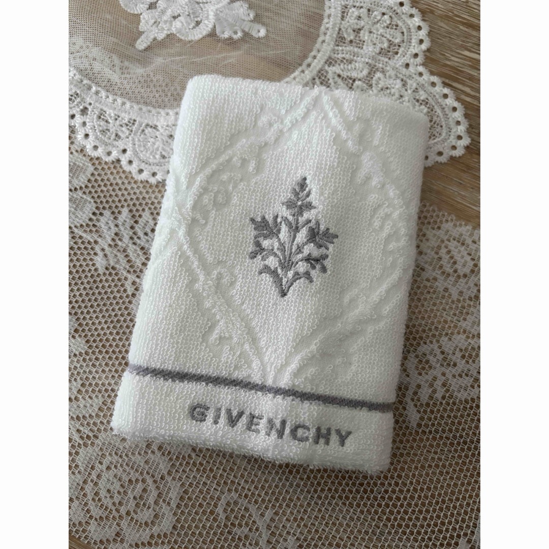 GIVENCHY(ジバンシィ)の新品　ジバンシィ　ミニタオル　タオルハンカチ レディースのファッション小物(ハンカチ)の商品写真