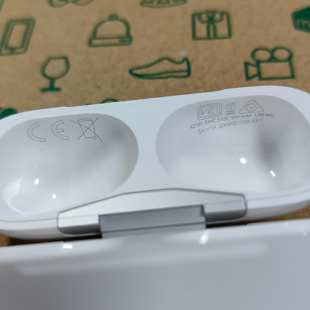 Apple(アップル)のApple AirPods Pro 充電ケースのみ 245 スマホ/家電/カメラのオーディオ機器(ヘッドフォン/イヤフォン)の商品写真