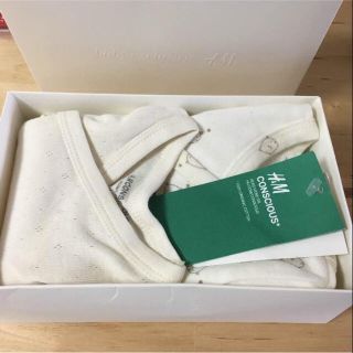 エイチアンドエム(H&M)の送料込！新品 未使用 H&M オーガニックコットン 肌着２枚組 50 0-1M(肌着/下着)