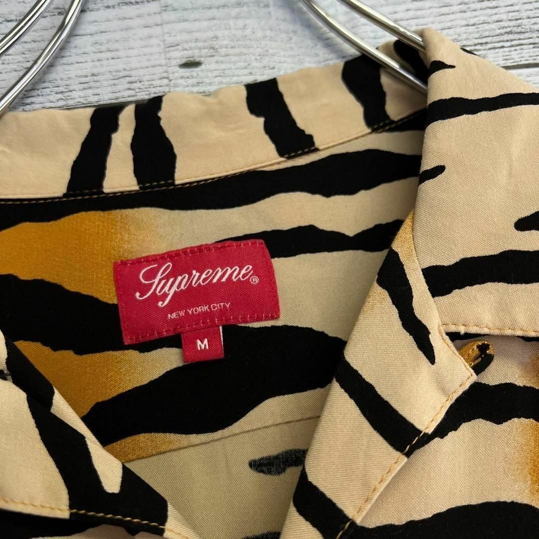 Supreme(シュプリーム)の【即完売モデル】シュプリーム☆ワンポイントロゴ　タイガー　半袖　柄シャツ　希少 メンズのトップス(シャツ)の商品写真