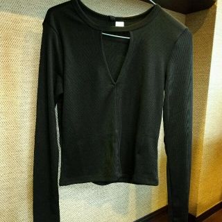 エイチアンドエム(H&M)の胸元カッティング　カットソー(カットソー(長袖/七分))