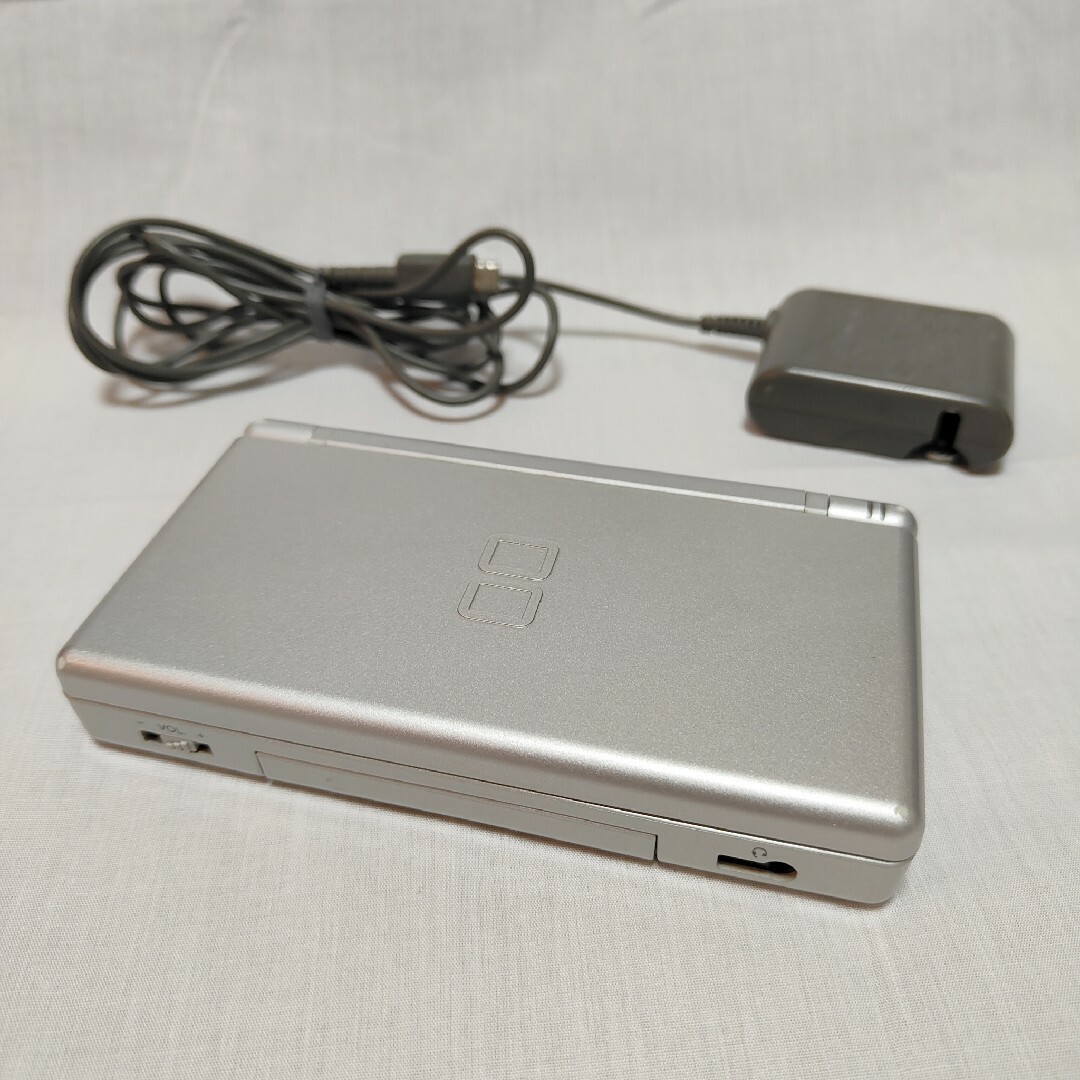 任天堂(ニンテンドウ)のNINTENDO DS Lite　シルバー エンタメ/ホビーのゲームソフト/ゲーム機本体(携帯用ゲーム機本体)の商品写真