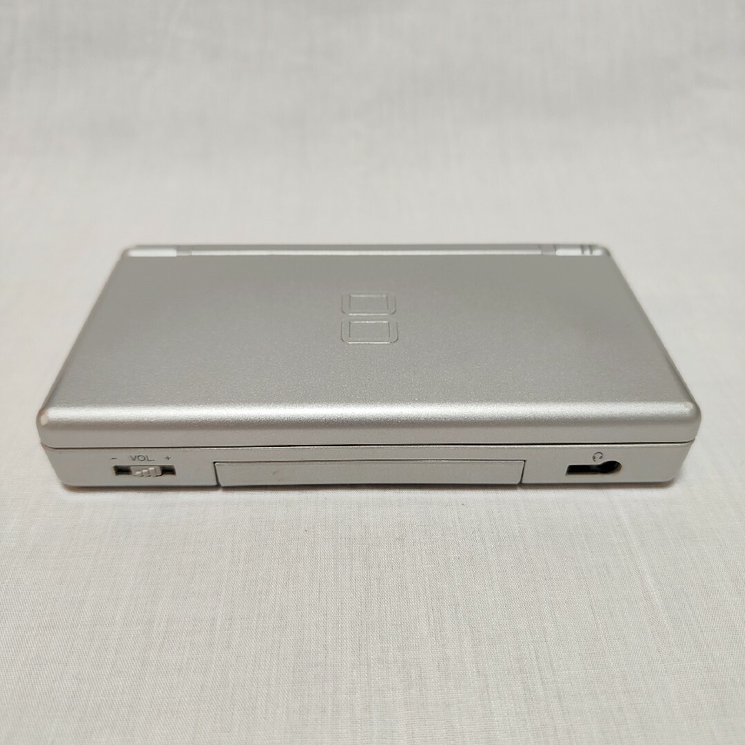 任天堂(ニンテンドウ)のNINTENDO DS Lite　シルバー エンタメ/ホビーのゲームソフト/ゲーム機本体(携帯用ゲーム機本体)の商品写真