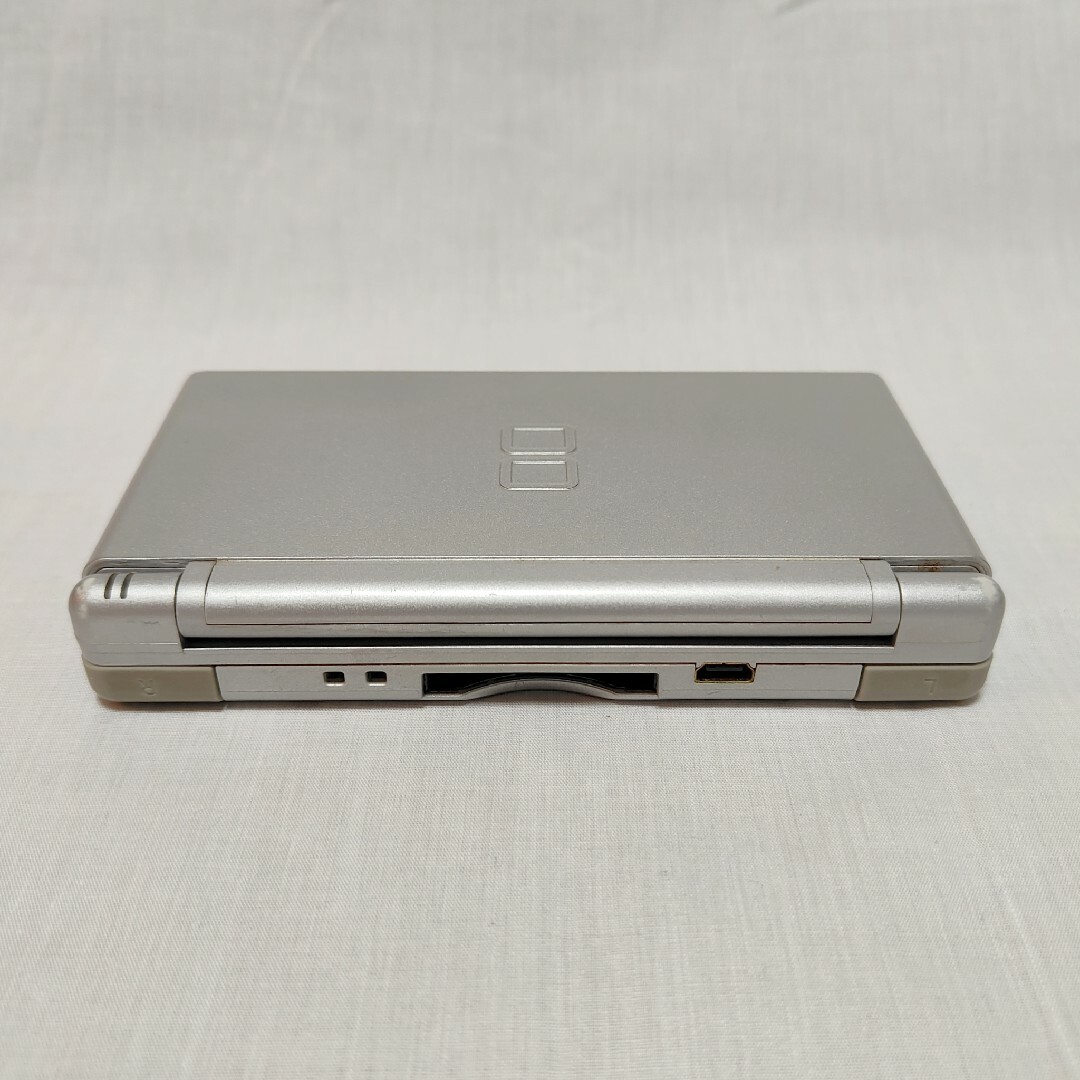 任天堂(ニンテンドウ)のNINTENDO DS Lite　シルバー エンタメ/ホビーのゲームソフト/ゲーム機本体(携帯用ゲーム機本体)の商品写真