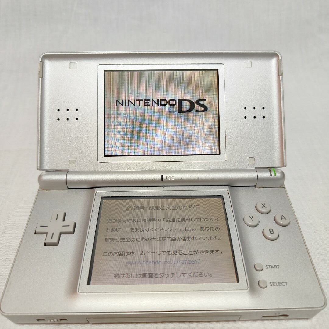 任天堂(ニンテンドウ)のNINTENDO DS Lite　シルバー エンタメ/ホビーのゲームソフト/ゲーム機本体(携帯用ゲーム機本体)の商品写真