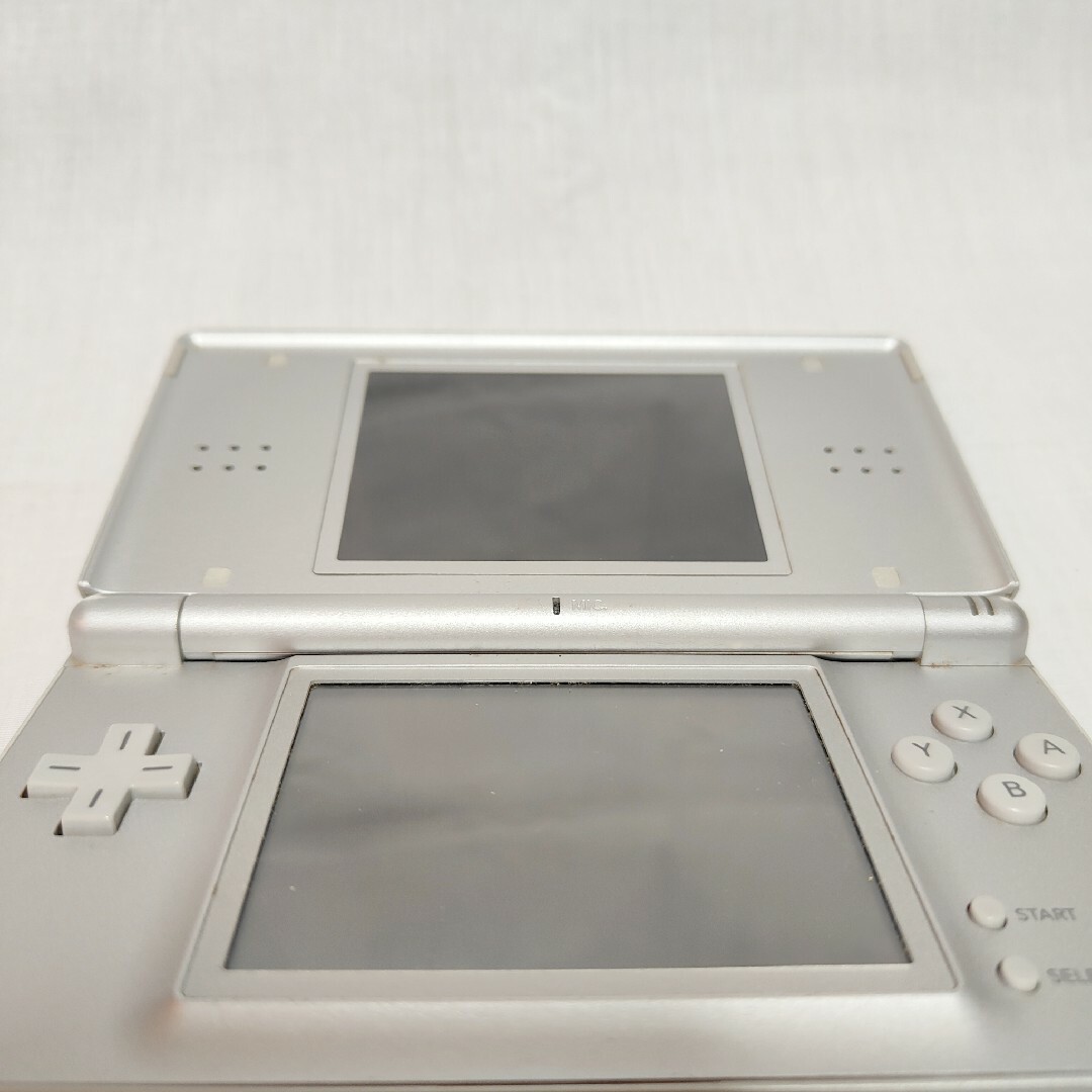 任天堂(ニンテンドウ)のNINTENDO DS Lite　シルバー エンタメ/ホビーのゲームソフト/ゲーム機本体(携帯用ゲーム機本体)の商品写真