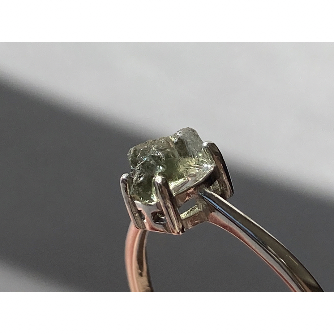 モルダバイト原石　リング　シルバー925   天然石　フリーサイズ　指輪 レディースのアクセサリー(リング(指輪))の商品写真