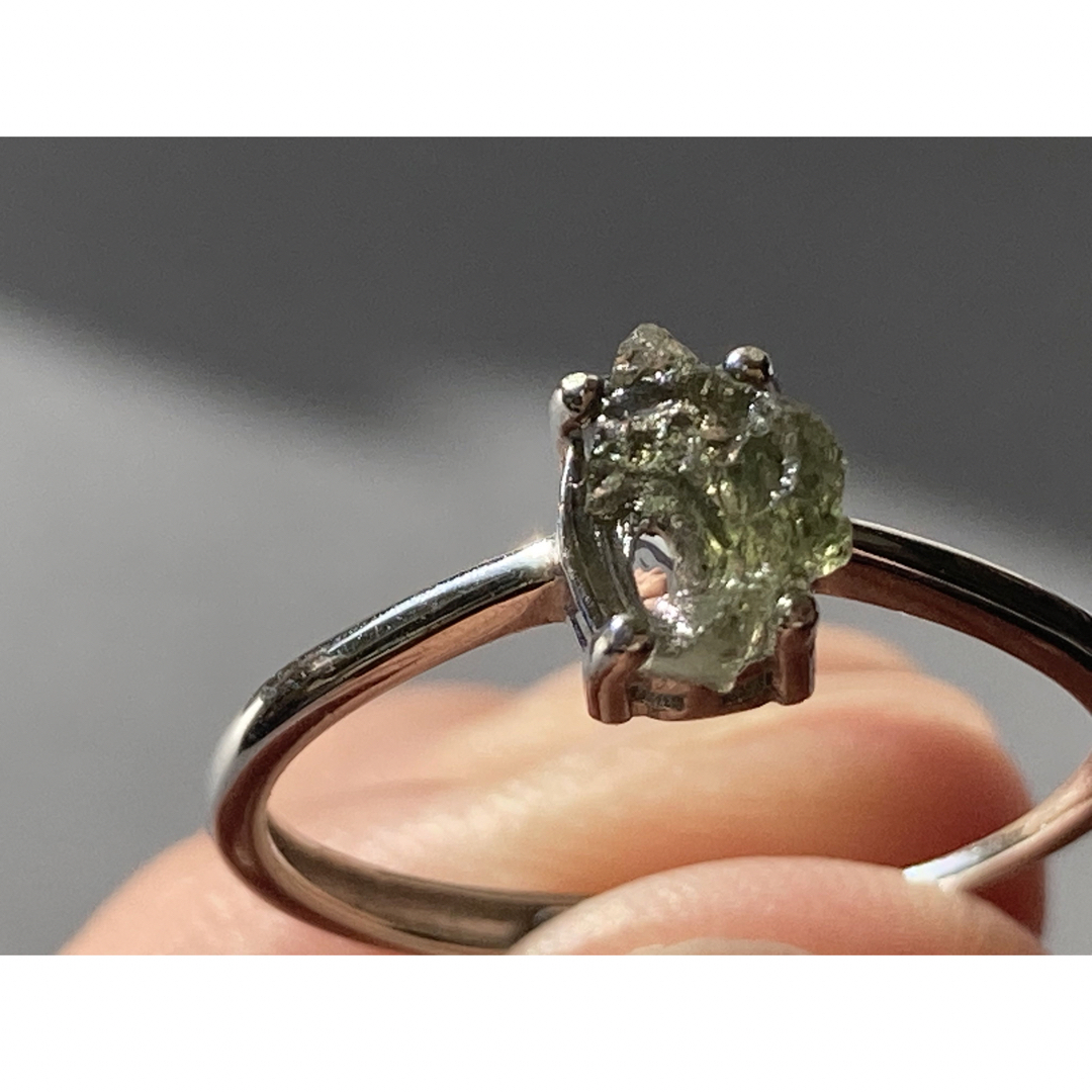 モルダバイト原石　リング　シルバー925   天然石　フリーサイズ　指輪 レディースのアクセサリー(リング(指輪))の商品写真
