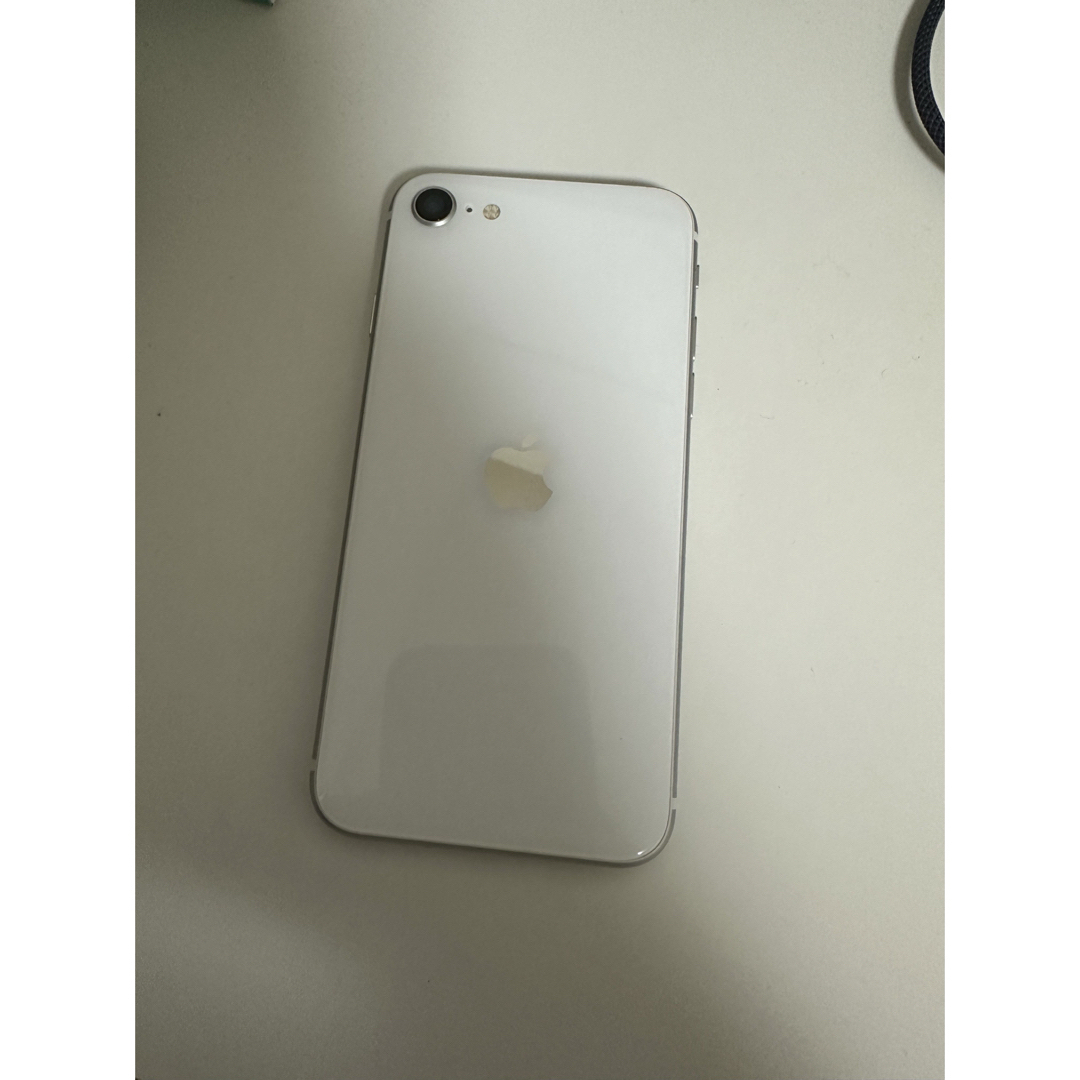 Apple iPhone SE（第2世代） 64GB ホワイト SIMフリー スマホ/家電/カメラのスマートフォン/携帯電話(スマートフォン本体)の商品写真