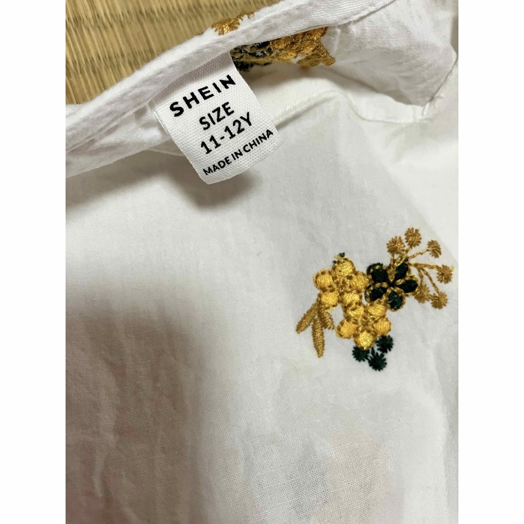 SHEIN(シーイン)のトップス　花柄　SHEIN レディースのトップス(シャツ/ブラウス(半袖/袖なし))の商品写真