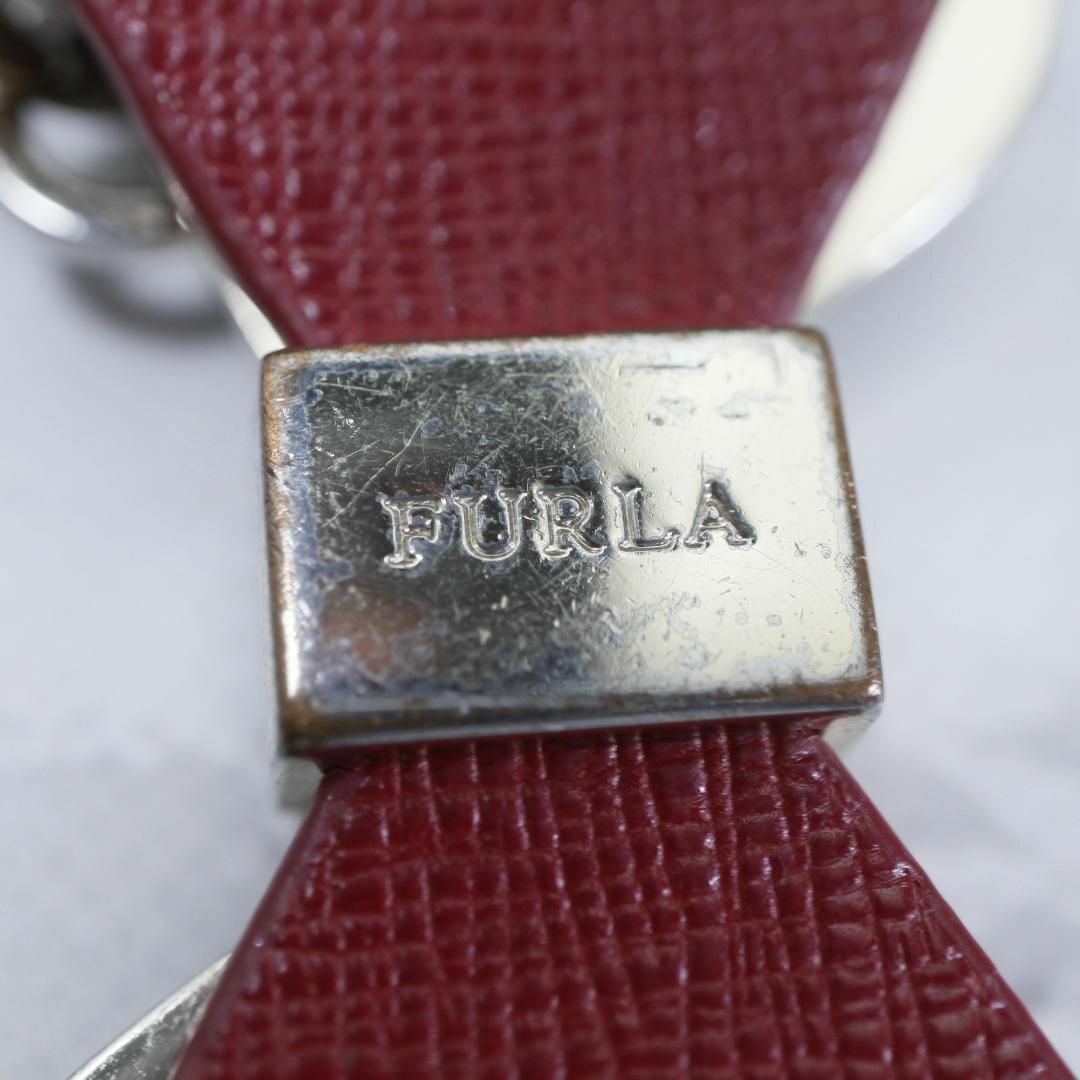 Furla(フルラ)の【匿名配送】FURLA フルラ キーホルダー シルバー リボン 赤 レディースのアクセサリー(チャーム)の商品写真