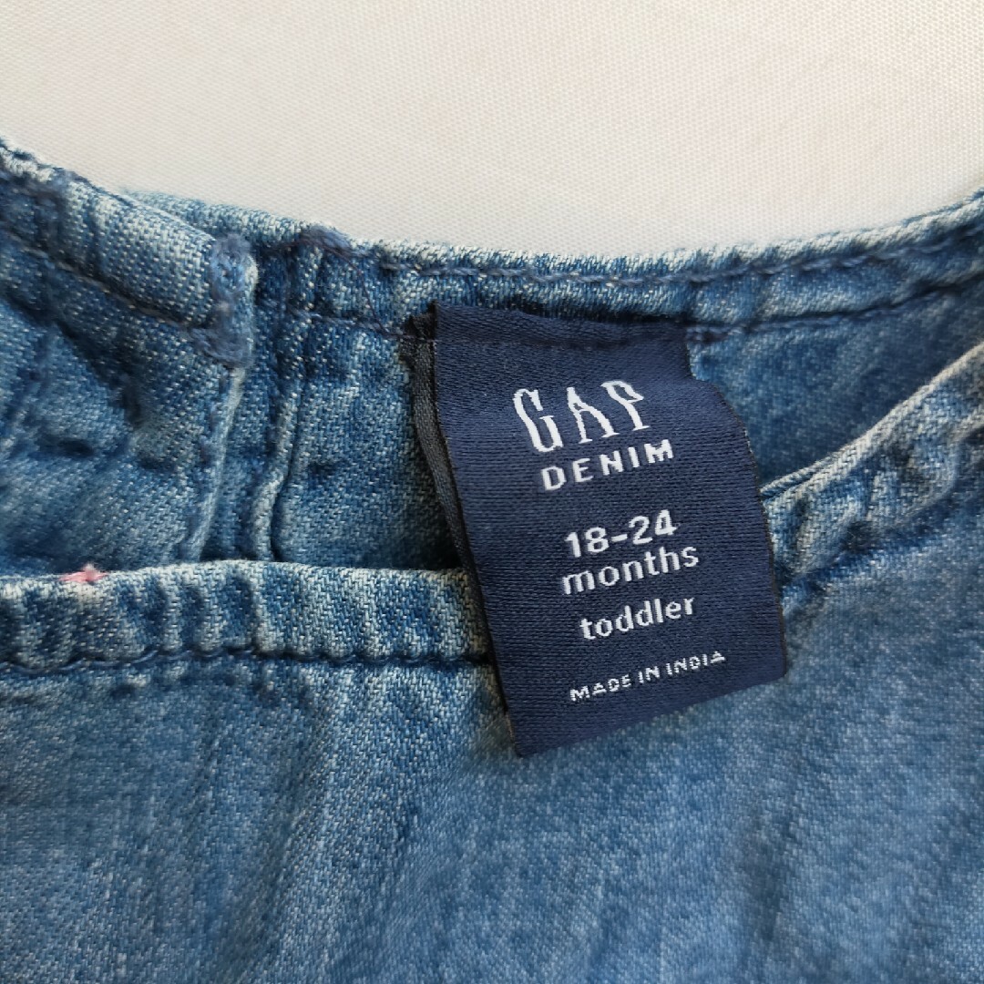 GAP(ギャップ)のGAP デニムワンピース キッズ/ベビー/マタニティのキッズ服女の子用(90cm~)(ワンピース)の商品写真