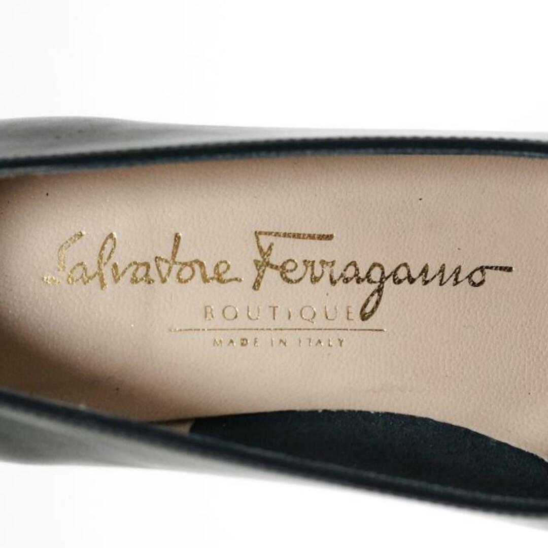 Salvatore Ferragamo(サルヴァトーレフェラガモ)のSalvatoreFerragamo(サルバトーレフェラガモ) パンプス 6 C レディース - ダークネイビー ヴァラ/リボン レザー レディースの靴/シューズ(ハイヒール/パンプス)の商品写真