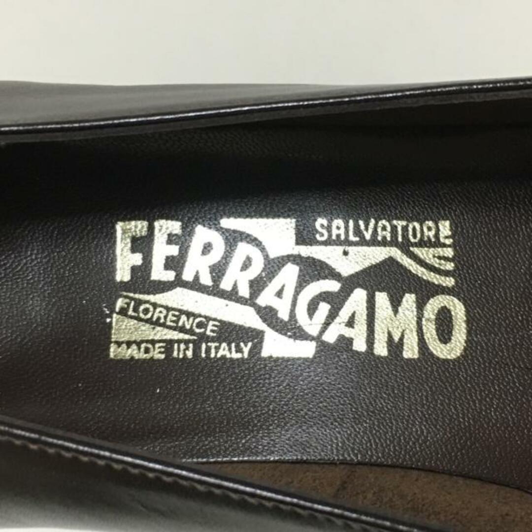 Salvatore Ferragamo(サルヴァトーレフェラガモ)のSalvatoreFerragamo(サルバトーレフェラガモ) パンプス 7 1/2C レディース - ダークブラウン ヴァラ レザー レディースの靴/シューズ(ハイヒール/パンプス)の商品写真