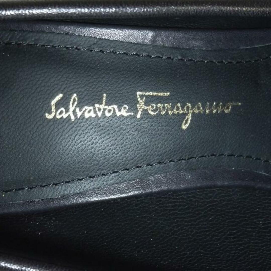 Salvatore Ferragamo(サルヴァトーレフェラガモ)のSalvatoreFerragamo(サルバトーレフェラガモ) パンプス 6 C レディース美品  - 黒 ガンチーニ レザー レディースの靴/シューズ(ハイヒール/パンプス)の商品写真