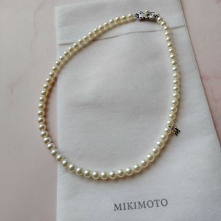 ミキモト(MIKIMOTO)のミキモト　パールネックレス　現行クラスプ　Mチャーム付き(ネックレス)