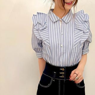 アクシーズファム(axes femme)の【F】ブルー ストライプ パール ボタン フリル ブラウス シャツ(シャツ/ブラウス(半袖/袖なし))