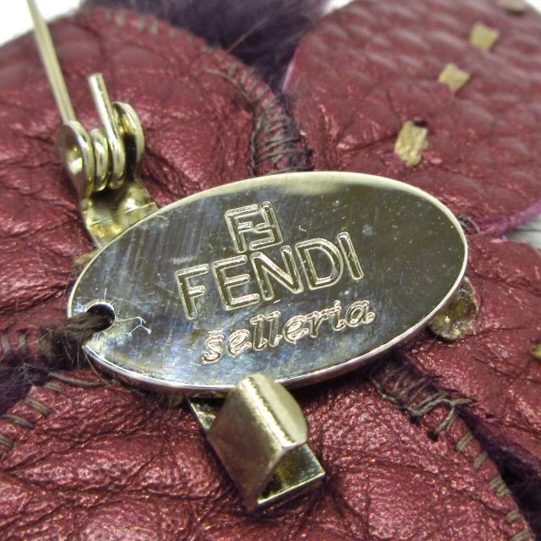FENDI(フェンディ)のFENDI(フェンディ) ブローチ美品  - ミンク×レザー  パープル フラワー レディースのアクセサリー(ブローチ/コサージュ)の商品写真