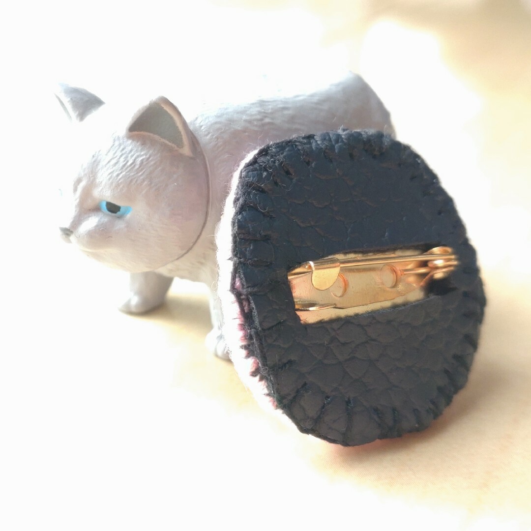 春の日に猫はミモザに囲まれる𖤣𖥧𖡼.𖤣𖥧猫とミモザの刺繍ブローチ ハンドメイドのアクセサリー(コサージュ/ブローチ)の商品写真